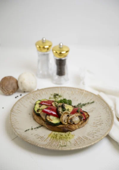 Szezonális grillzöldségek pirítóson, zöldfűszeres olajjal