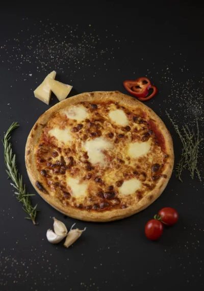 Pizza Quattro Formaggi – paradicsom alap, négy fajta sajt