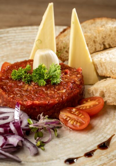 Tatár beefsteak marha bélszínből zöldségekkel és pirítóssal