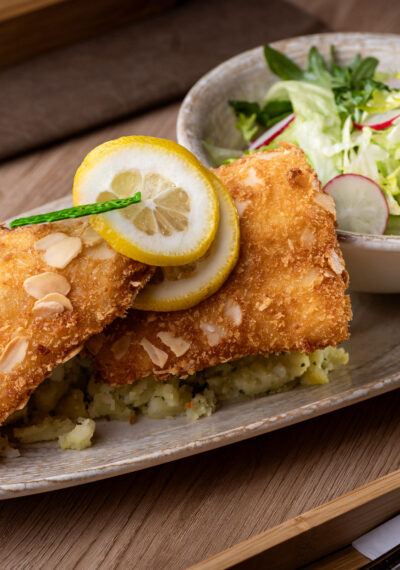 Mandulás pankómorzsában rántott süllőfilé, zöldfűszeres törtburgonya, kevert saláta, citrusos vinaigrette