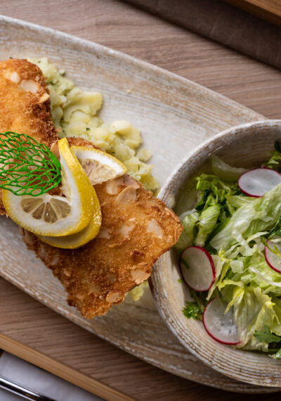 Mandulás pankómorzsában rántott süllőfilé, zöldfűszeres törtburgonya, kevert saláta, citrusos vinaigrette