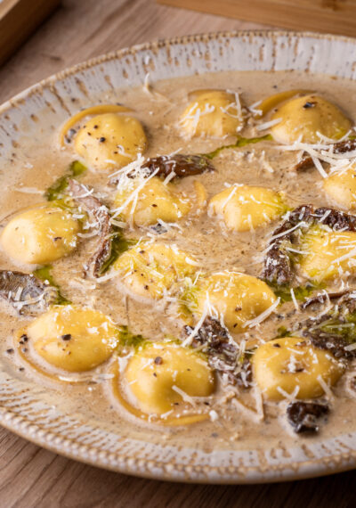 Ricottával és szarvasgombával töltött tortellini vargányás-tejszínes mártással, parmezánnal