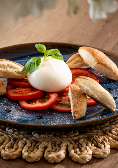 Caprese burratával és sült pizzatészta-falatkákkal