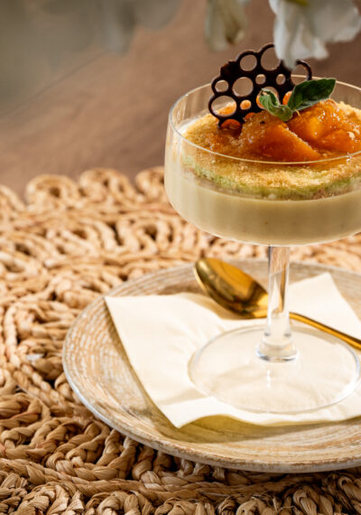 Sárgabarackos panna cotta gyümölcsraguval és mentás piskótával