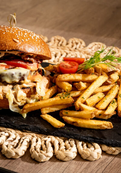 Sajtburger 100% marhahúsból grillezett házi zsemlében friss zöldségekkel hamburger-mártással és házi hasábburgonyával