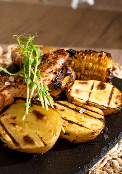 Grillezett csirkemell steak grillzöldségekkel és sült fokhagymával